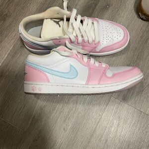 2024
Wmns Air Jordan 1 Low SE 'Paw
Print'